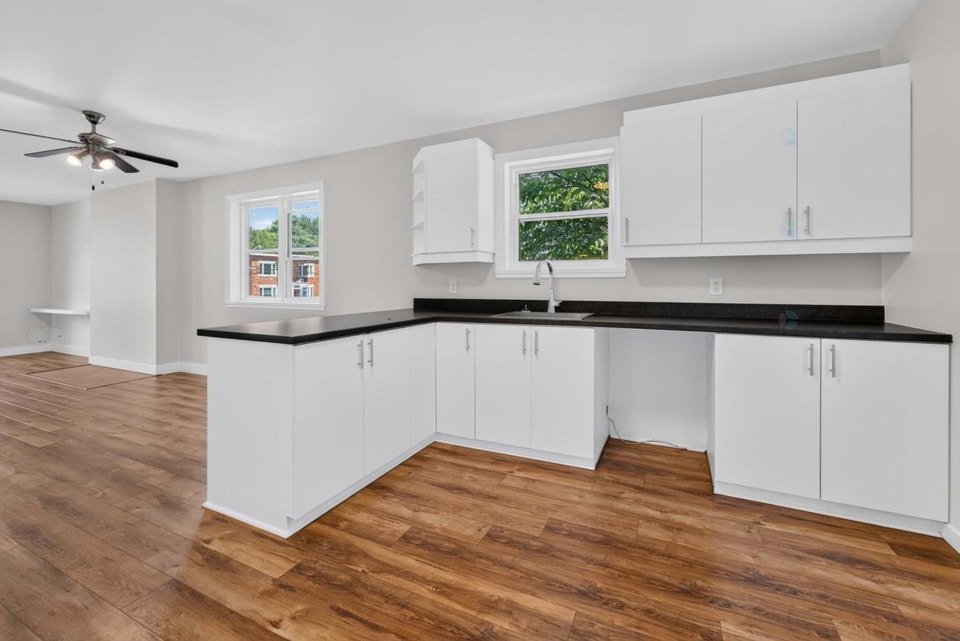 GRAND 5 1/2 RÉNOVÉ ST-JÉRÔME, AC, STATIONNEMENT, À 2 MIN 2