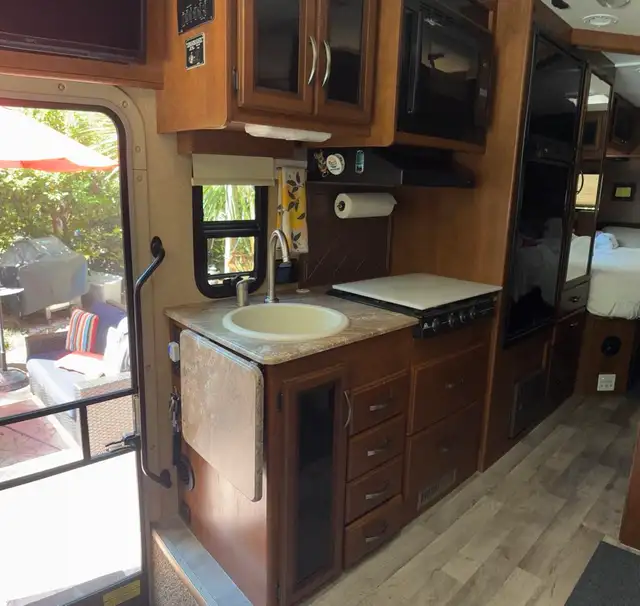 Ford Axis 24,1, 2015 in RVs & Motorhomes in Lévis - Image 6