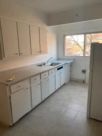 RENOVATED 3.5 CLOSE TO WATERFRONT + AIRPORT. HEAT + H/W INCLUDED