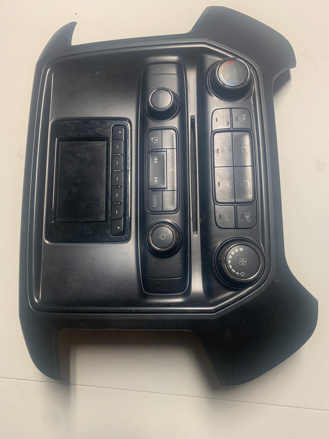2014-2019 Chevy gmc truck entertainment unit oem gm  in Engine & Engine Parts in Hamilton - Image 2