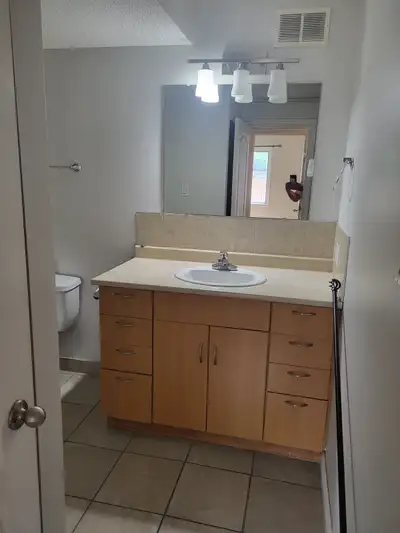 Deluxe southside 2 br, with IN-SUITE LAUNDRY