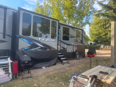 Pre Covid Keystone Toyhauler!! 2018 Keystone 417 Fuzion. Ready for you to load your toys and persona...