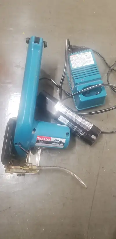 Description Cordless Makita, tile cutter battery is dead, charger is working