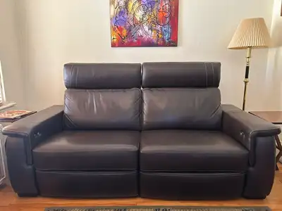 Reclining electric leather couch / Divan inclinable électrique, View more