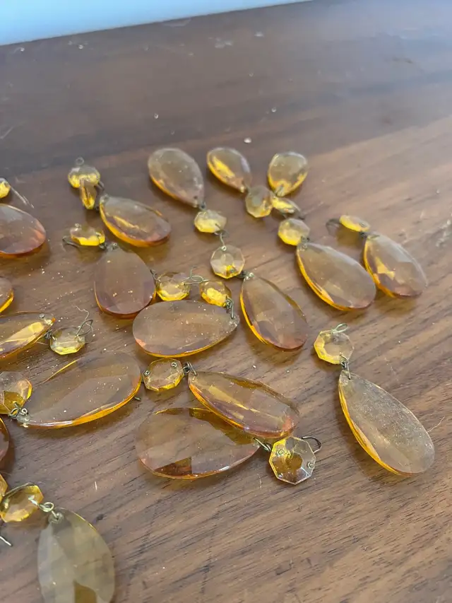 VINTAGE - CHANDELIER LAMP SHADE LIGHT PRISMS - 3 COLOURS  2 BAG  in Indoor Lighting & Fans in Belleville - Image 6