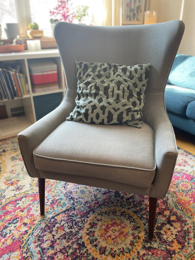 High back accent chair in Chairs & Recliners in City of Toronto