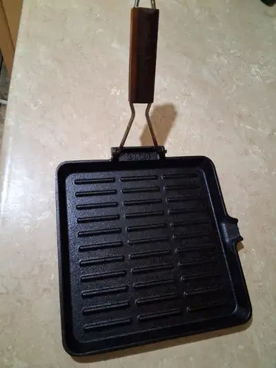 Cast iron grill with folding handle. Size 8.5x8.5 inches Well maintenained. Very good condition.