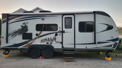 Roulotte de voyage, super light model koala m-21cs. Poid 3175 lbs, année 2012. Peut facilement etre...