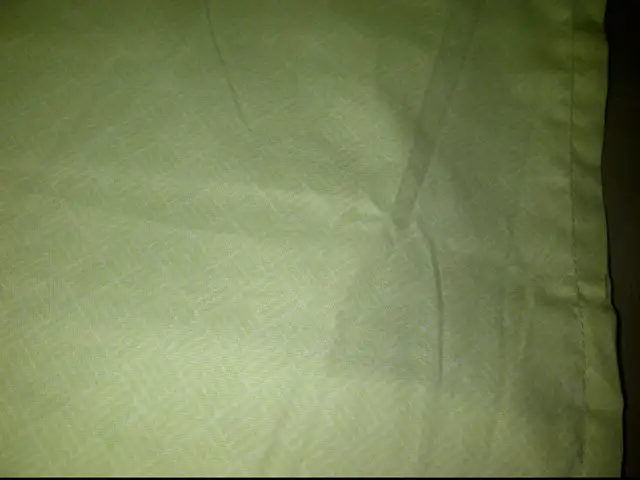 BELLE JUPE NEUVE VERTE PALE+BLANCHE POUR LIT KING: $10.00 in Bedding in Longueuil / South Shore - Image 2
