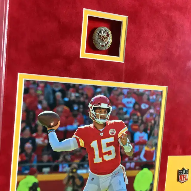Patrick Mahomes Signed Jersey Framed Beckett63006660557955124