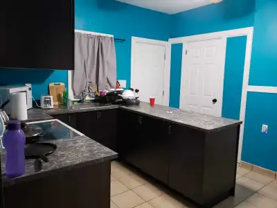 Rooms for rent near UWindsor. 5 mins walk