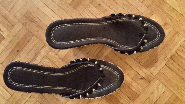Sandales compensée, style flip flop - Wedge sandals dans Femmes - Chaussures  à Ville de Montréal - Image 3