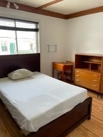 LIBRE AOÛT. Grande Chambre dans une communauté choyé. Près de la plage Mousette, de l’UQO et du Parc...