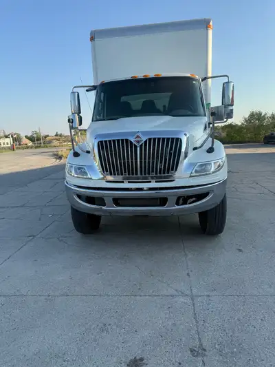 2015 International 4300 Cummins isb 6.7 with 6speed Alison transmission. 24ft box truck with tailgat...
