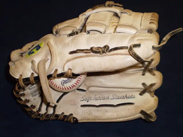Baseball Gloves, Right and Left, in Baseball & Softball in City of Toronto - Image 4