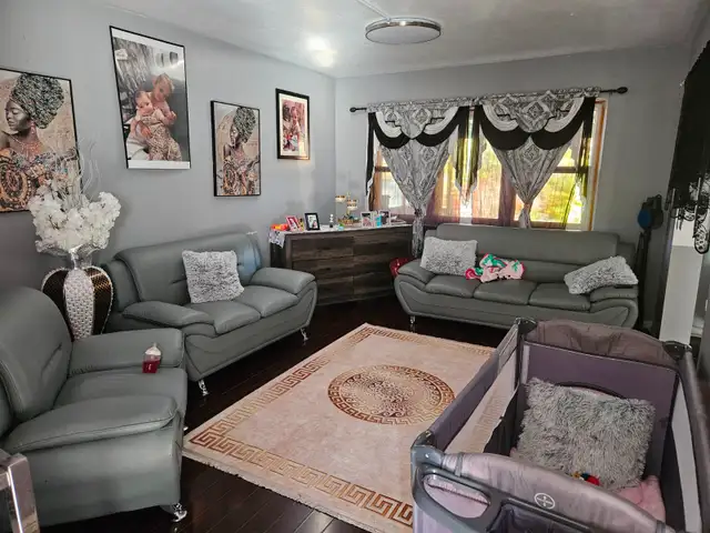 Full Semi-detached 2 Storey House for Rent in Scarborough