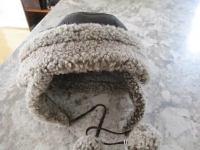 Chapeaux en cuir et mouton, View more