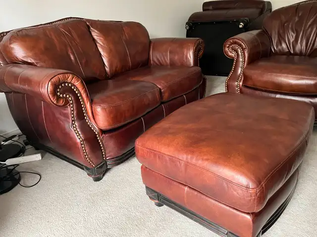 Gorgeous All Leather Loveseat, Chair and Ottoman in Couches & Futons in Kingston - Image 4