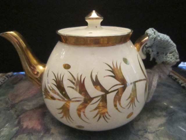 Vintage Tea Pots in Arts & Collectibles in Gander - Image 4