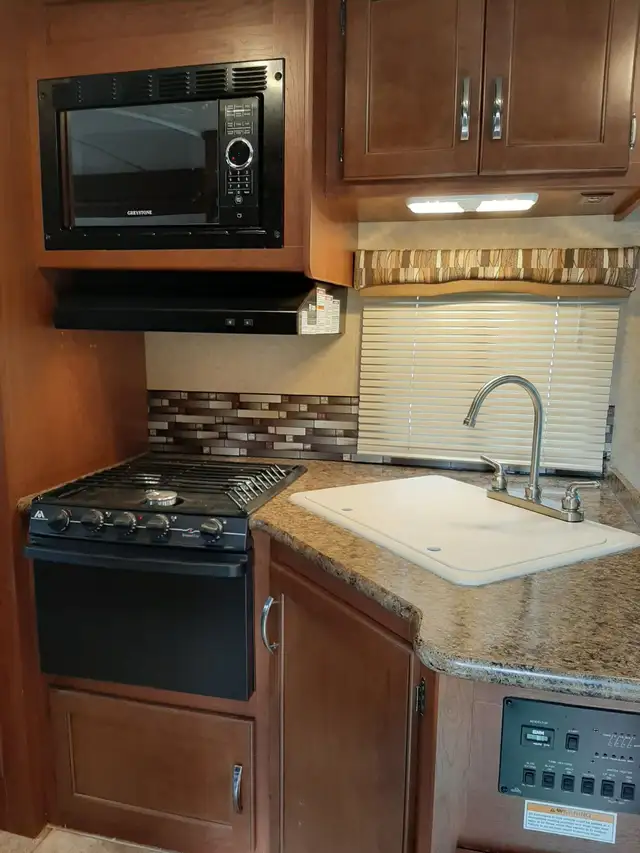 LOW MILAGE 2015 Thor Motor Coach Chateau 26A Class C Motorhome in RVs & Motorhomes in Calgary - Image 10