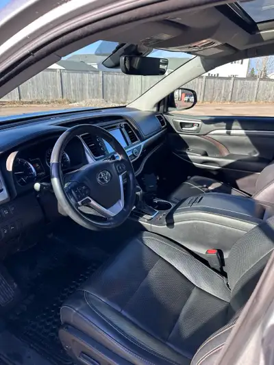 Clean, well-maintained family SUV in excellent condition. No accidents, Carfax available. Second own...