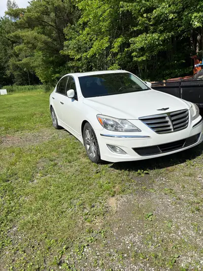 Hyundai Genesis 3.8L V6 2012 123 000 km seulement. Très belle Hyundai Genesis équipée du moteur 3.8...