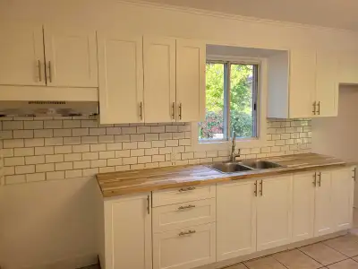 Grand logement 7 1/2, 4 chambres (2 au sous-sol), une salle de bain, une salle de lavage. Deux stati...