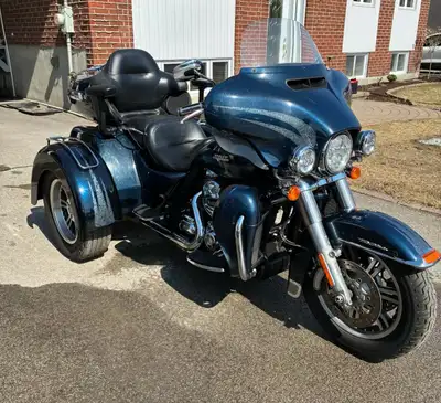 Bleu métallique Très bien entretenu Pneus neuf arrières Poignées chauffantes Appuie bras arrières po...
