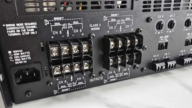 QSC POWER AMPLIFIER CTS 8200 , 8 CHANNELS.. LIKE NEW CONDITION  in Performance & DJ Equipment in Oakville / Halton Region - Image 9