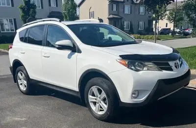 Toyota RAV4 2013 XLE en très bon état. Une seule propriétaire et entretenu méticuleusement chez le c...