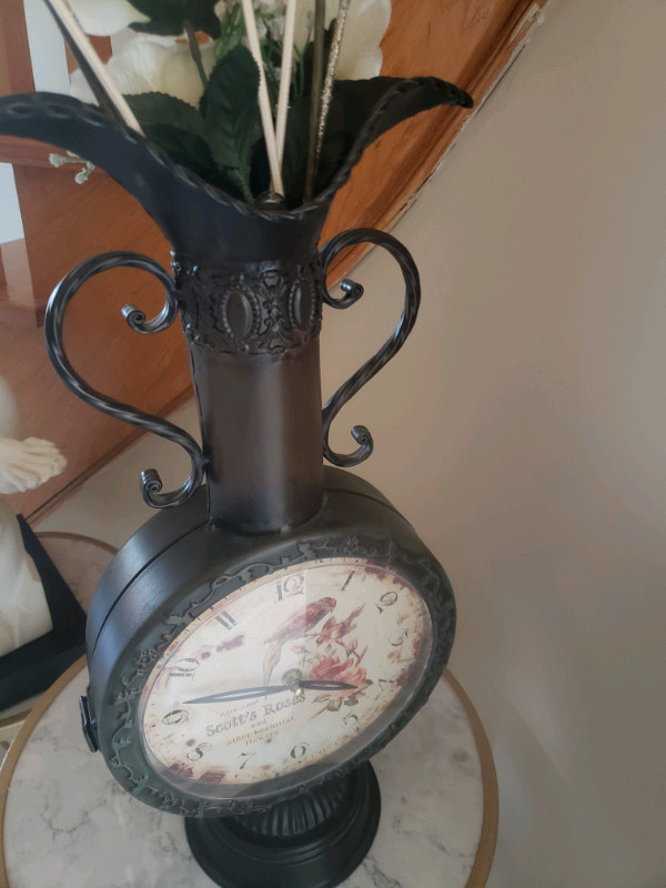 Double side metal clock decoration in great condition  in Garage Sales in Mississauga / Peel Region - Image 2