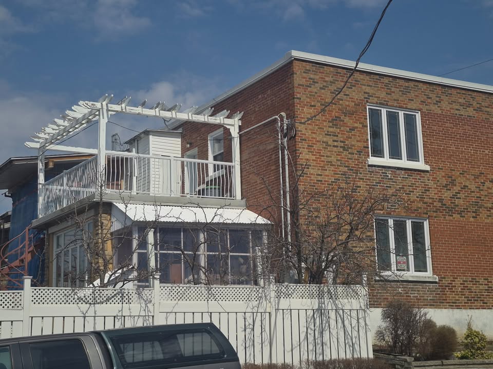 Upper duplex CDN nice sunshine can be rent for room empty 5