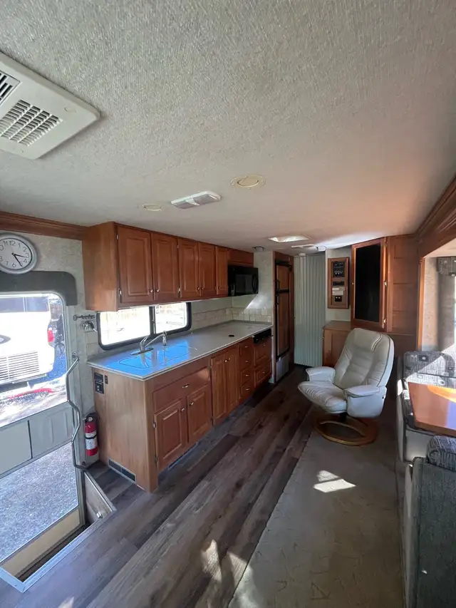 Gulf Stream Diesel Pusher Motorhome in RVs & Motorhomes in Medicine Hat - Image 6