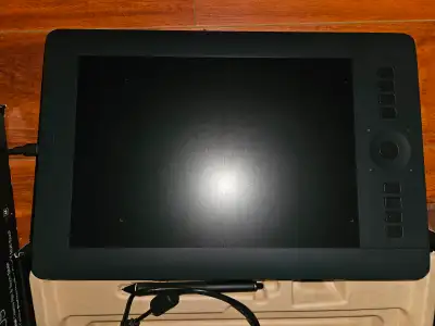 intuos pro graphic tablet lightly used. creative pen(s) amd touch screen tablet for graphic design....