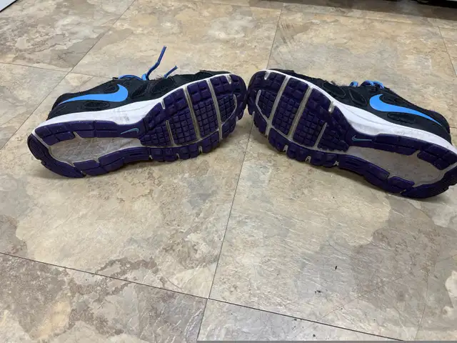  Ladies Nike, black with purple and blue accents, size 6.5 $15 in Women's - Shoes in Kitchener / Waterloo - Image 6