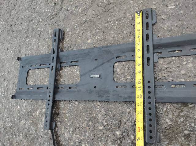 Tv Wall Mounting Bracket / Good Condition $25 in Video & TV Accessories in Kawartha Lakes - Image 2