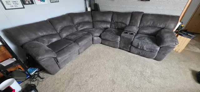 Reclining sectional in Couches & Futons in Portage la Prairie - Image 4