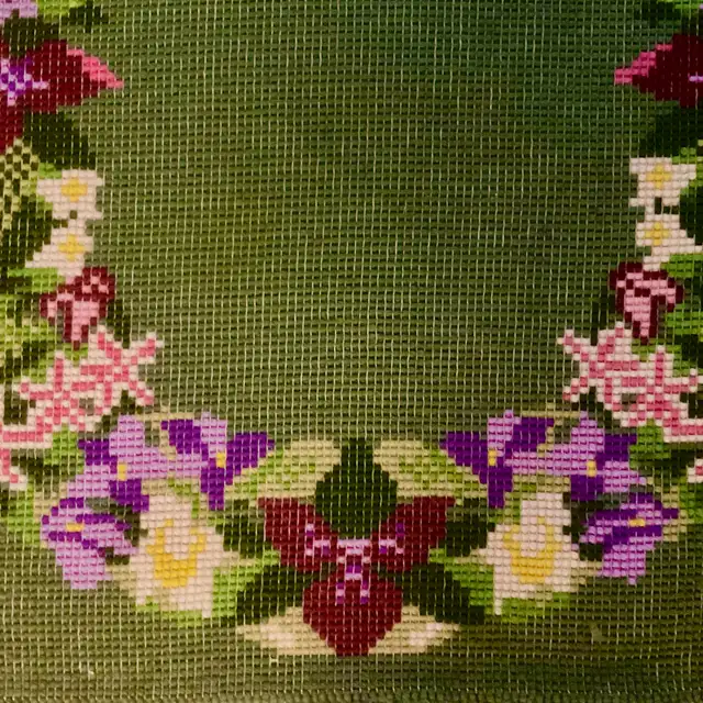 Vintage 1970 Magnifique tapis fabriqué à la main Motifs fleuris in Arts & Collectibles in Lévis - Image 7