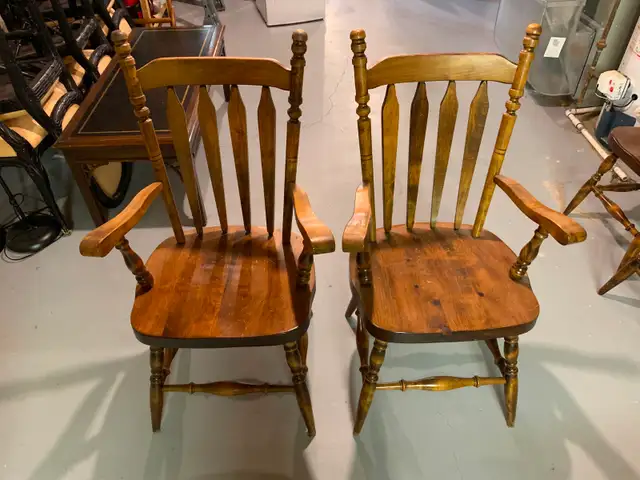Solid Wood Round Dining Table + 2 Chairs + 2 Leafs in Dining Tables & Sets in St. Catharines - Image 3