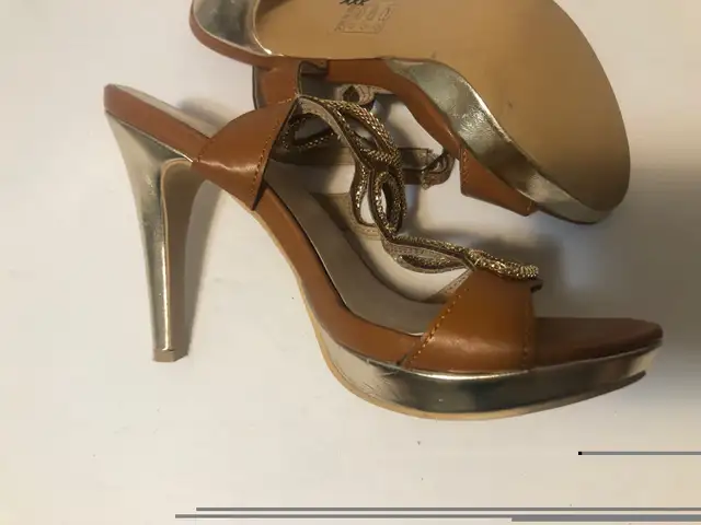 Womens Brown & Gold Heels. Size 38 (7) in Women's - Shoes in Edmonton - Image 7
