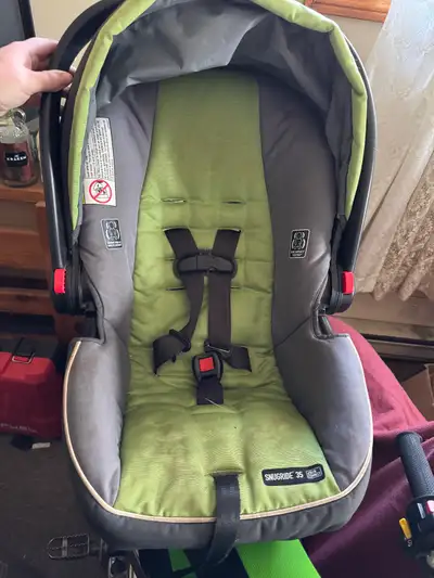 Graco snugride car seat with base Used for one child, no accidents