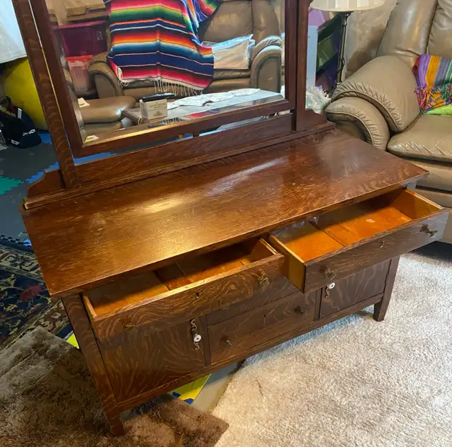 Antique Tiger Oak Dresser and Mirror in Dressers & Wardrobes in St. Albert - Image 4
