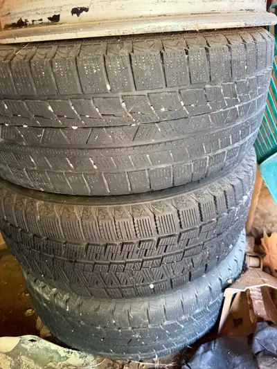 These pre-owned 17-inch Mazda rims come fitted with winter tires sized 225/50R17, offering reliable...