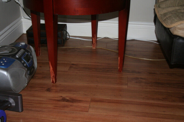 Table en bois ronde dans Mobilier de salle à manger et cuisine  à Ville de Montréal - Image 3