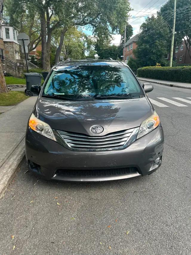 Toyota Sienna. Very clean mechanical system. Body badly damaged63860078960001120