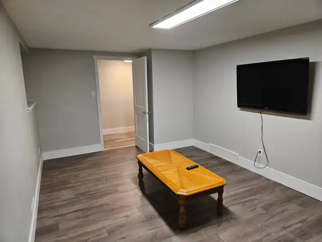 Bright 1-Bedroom Basement Suite - Utilities Included