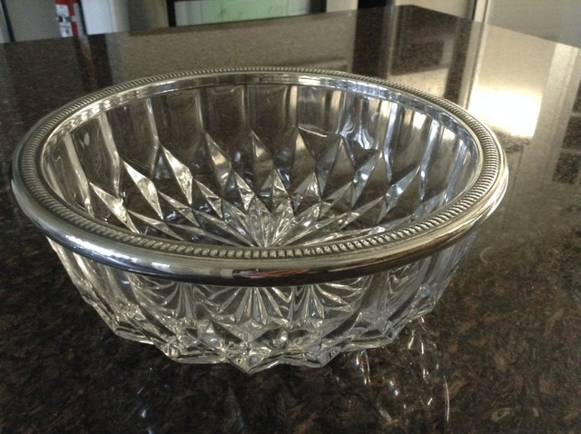 Vintage beautiful heavy crystal bowl with silver crafted rim in Arts & Collectibles in Oshawa / Durham Region - Image 2