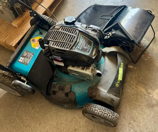 SOLD4 Yardworks Briggs & Stratton  Broken Lawn Mowers, For Parts in Lawnmowers & Leaf Blowers in City of Toronto - Image 7