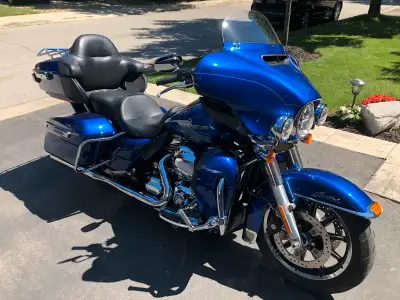 2015 Ultra Limited Low. Extra clean, 100% Canadian bike. No damge history and zero issues. Will be s...