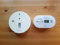 Carbon monoxide alarm and smoke alarm battery operated
